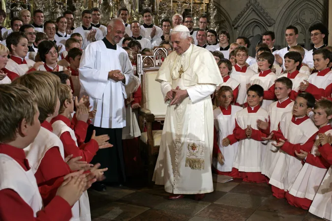 Benedetto XVI con il coro dei 