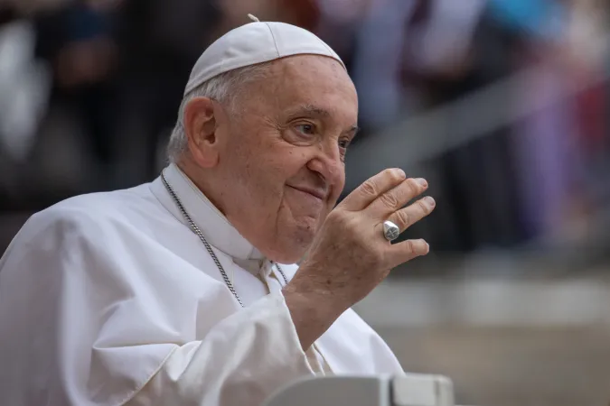 Papa Francesco durante un'udienza generale |  | Daniel Ibanez / ACI Group