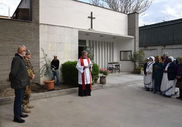 Padre Scalese | Padre Scalese e le missionarie della carità al loro arrivo a Roma dall'Afghanistan | Fb Doriano Vincenzo De Luca