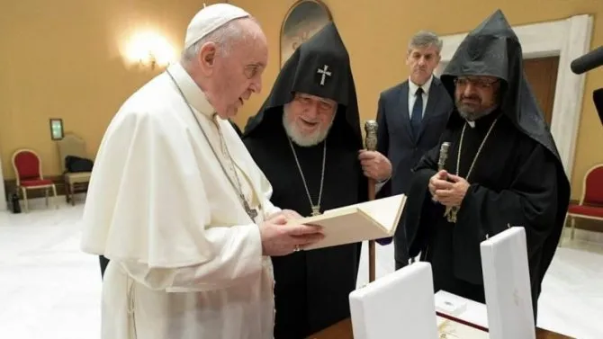 Papa Francesco e Karekin II | Papa Francesco e il Katolikos Karekin durante il loro incontrto del 6 ottobre 2021 | Vatican Media / ACI Group