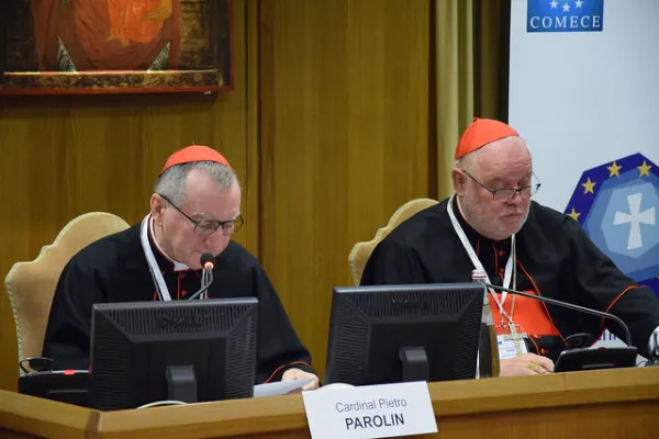 Il Cardinale Parolin parla al convegno (Re)Thinking Europe. Al suo fianco, il Cardinale Reinhard Marx, presidente del COMECE, Aula Nuova del Sinodo, 27 ottobre 2017  / COMECE 