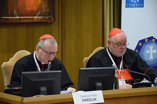 Il Cardinale Parolin a (Re)Thinking Europe | Il Cardinale Parolin parla al convegno (Re)Thinking Europe. Al suo fianco, il Cardinale Reinhard Marx, presidente del COMECE, Aula Nuova del Sinodo, 27 ottobre 2017  | COMECE 