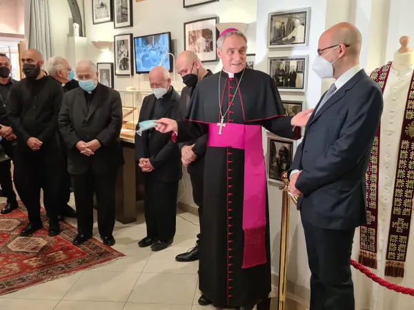 L'arcivescovo Gänswein alla inaugurazione della mostra  |  | EWTN