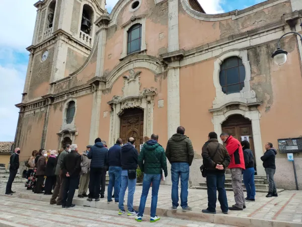 I cittadini davanti alla chiesa chiusa  |  | Comitato riapertura chiesa Ripalimosani