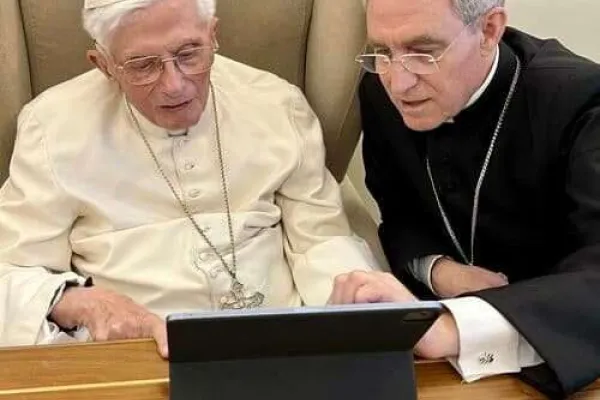 Benedetto XVI con l'arcivescovo Georg Gaenswein, suo segretario particolare / Fondazione Ratzinger