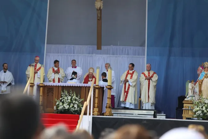 Papa Francesco celebra la Messa nel Commonwealth Stadium |  | AG / ACI Stampa