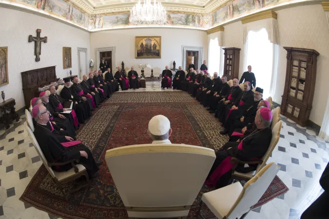 Papa Francesco e i vescovi di Canada Ovest | Papa Francesco incontra i vescovi canadesi in visita ad limina, Palazzo Apostolico, 27 marzo 2017 | L'Osservatore Romano / ACI Group