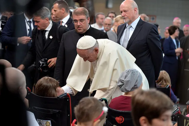 Papa Francesco con i piccoli malati |  | Episkopat news