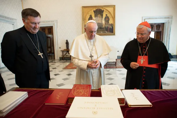 Papa Francesco riceve la nuova edizione in italiano del Messale Romano. Da sinistra: il vescovo Maniago, Papa Francesco e il cardinale Bassetti, presidente della CEI / Vatican Media / ACI Group