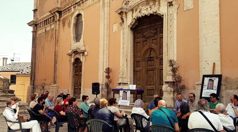 I cittadini davanti alla chiesa chiusa  |  | Comitato riapertura chiesa Ripalimosani