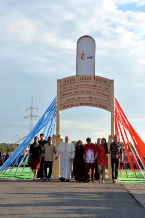 Il Papa arriva al Campus Misericordiae dalla porta della misericordia |  | Episkopat News