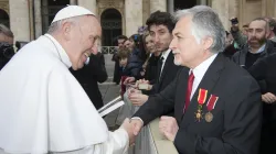 Rinaldo Marmara presenta il libro "La squadra pontificia ai Dardanelli" a Papa Francesco, 3 febbraio 2016 / L'Osservatore Romano