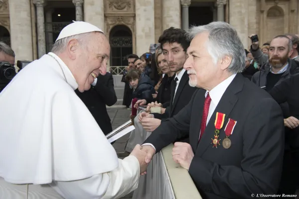 Rinaldo Marmara presenta il libro "La squadra pontificia ai Dardanelli" a Papa Francesco, 3 febbraio 2016 / L'Osservatore Romano