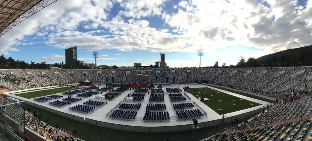 Stadio di Tbilisi | Veduta dello stadio pronto per la Messa | Alan Holdren / CNA