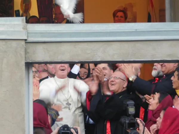 Chiesa Caldea di Tbilisi | Il Papa esce dalla chiesa caldea di Simone Bar Sabae e libera una colomba della pace, Tbilisi, 30 settembre 2016 | Andrea Gagliarducci / ACI Stampa