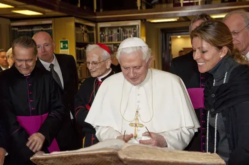 Benedetto XVI in visita alla BAV