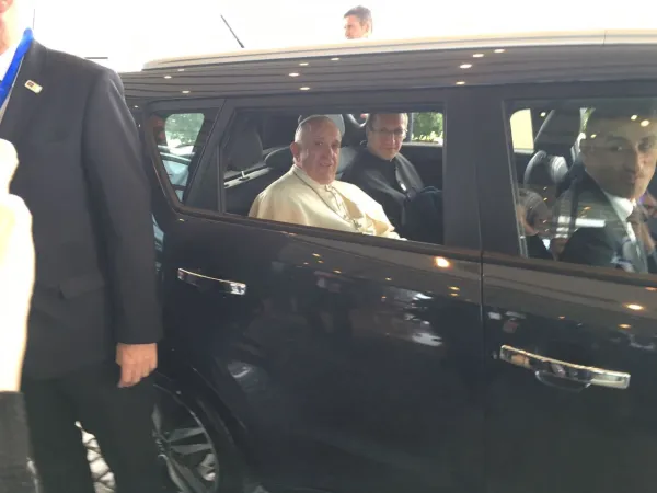 Papa Francesco in Azerbaijan | Papa Francesco va verso la Chiesa dell'Immacolata nel centro salesiano di Baku | Alan Holdren / CNA