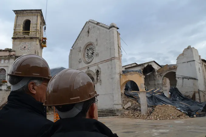 Il Cardinale Tagle e Monsignor Boccardo davanti alla Basilica di San Benedetto |  | Arcidiocesi Spoleto-Norcia