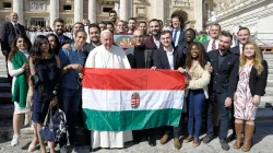 Papa Francesco con Tristan Azbej, l'ambasciatore Habsburg Lothringen e i giovani vincitori delle borse di studio del governo ungherese / Ambasciata di Ungheria presso la Santa Sede