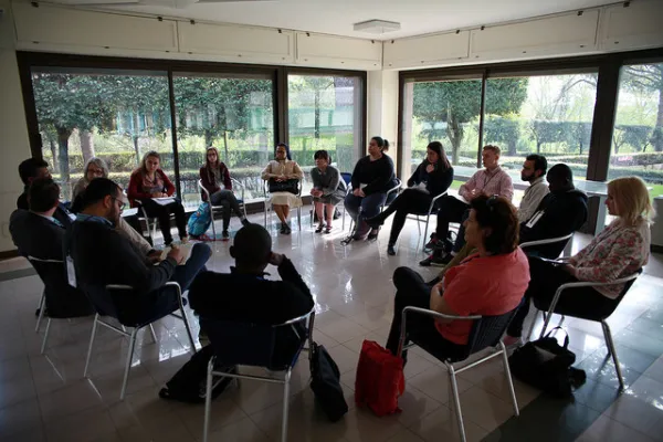 Un momento dei gruppi di lavoro di giovani al convegno "Da Cracovia a Panama"  / Account Flickr del Dicastero Laici, Famiglia e Vita