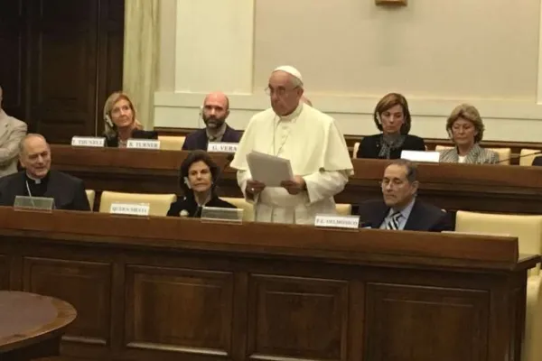 Papa Francesco in un passato incontro a Casina Pio IV, dove oggi si firma la dichiarazione sul fine vita delle Religioni Abramitiche / Mary Shovlain/ EWTN