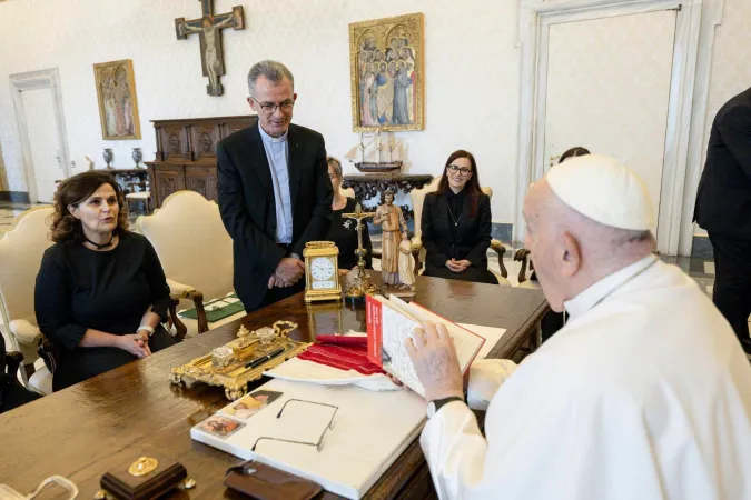 Murzaku, Bisha, Papa Francesco | Ines Murzaku e padre Zef Bisha con Papa Francesco | Vatican Media