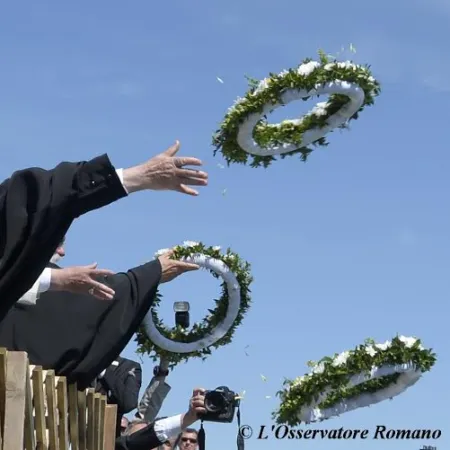 Il lancio delle corone in mare  |  | Osservatore Romano