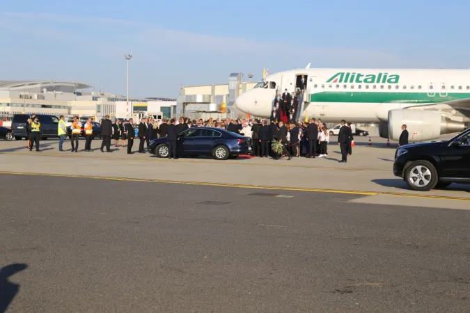 Il Papa all'aeroporto di Budapest |  | Andrea Gagliarducci - ACI Stampa 