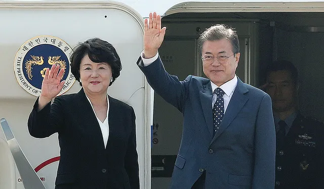 Il Presidente Moon con la moglie in un viaggio di Stato |  | www.flickr.com/photos/koreanet