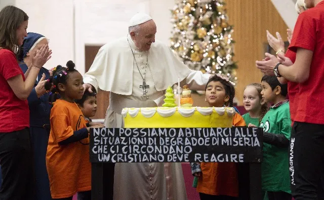 Papa Francesco festeggia con i bambini del Dispensario |  | Vatican Media / ACI Group