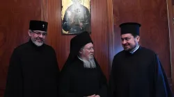 Il Patriarca Ecumenico Bartolomeo I con l'arcivescovo Daniel di Pamphilon e l'arcivescovo Ilarion di Edmonton, esarchi per l'Ucraina, incontrati l'11 ottobre 2018 al Fanar / Nikos Manginas / Patriacato Ecumenico di Costantinopoli 