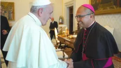 Il nuovo arcivesocvo di Agana Ryan P. Jimenez con Papa Francesco / Arcidiocesi di Agana / Facebook