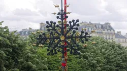 La croce posta sulla sommita dell'abside di Notre Dame / Paris Catholique