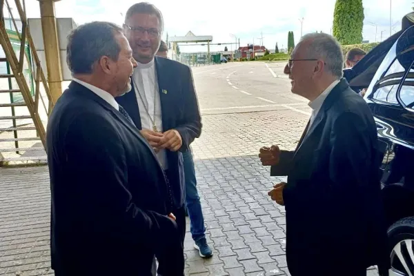 L'arrivo del Cardinale Parolin in Ucraina, accolto dal nunzio, l'arcivescovo Kulbokas, e dall'ambasciatore Yurash / profillo Andryi Yurash