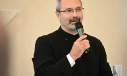 Padre Barta in un momento della conferenza / Diocesi di Oradea