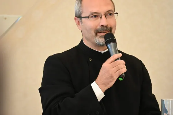 Padre Barta in un momento della conferenza / Diocesi di Oradea