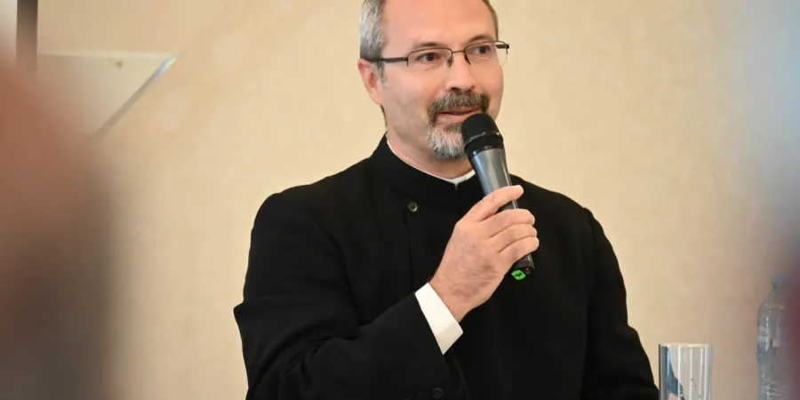 Padre Cristian Barta | Padre Barta in un momento della conferenza | Diocesi di Oradea