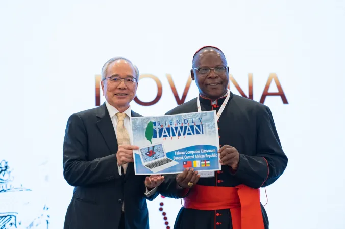 Il cardinale Dieudonné NZAPALAINGA di Bangui e l' Ambasciatore di Taiwan, Lee |  | FB/ Ambasciata di Taiwan presso la Santa Sede