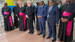 L'arrivo dell'arcivescovo Paul Richard Gallagher all'aeroporto di Yaoundé, in Camerun / Nunziatura apostolica del Camerun