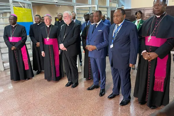 L'arrivo dell'arcivescovo Paul Richard Gallagher all'aeroporto di Yaoundé, in Camerun / Nunziatura apostolica del Camerun