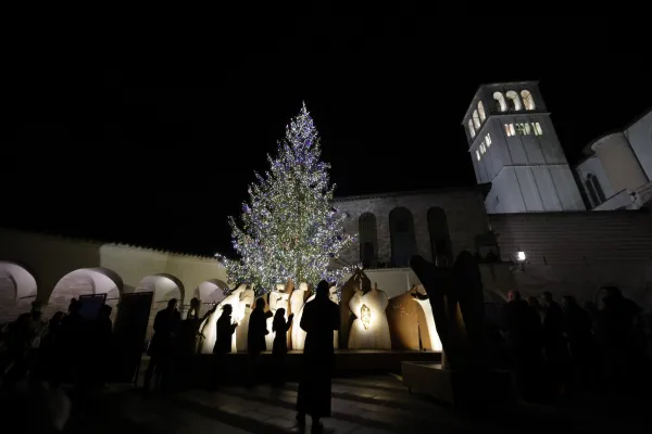 La città di Assisi illuminata di colori / Credit Sala Stampa del Sacro Convento