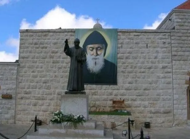 Statua di San Charbel | La statua di San Charbel ad Annaya | PD