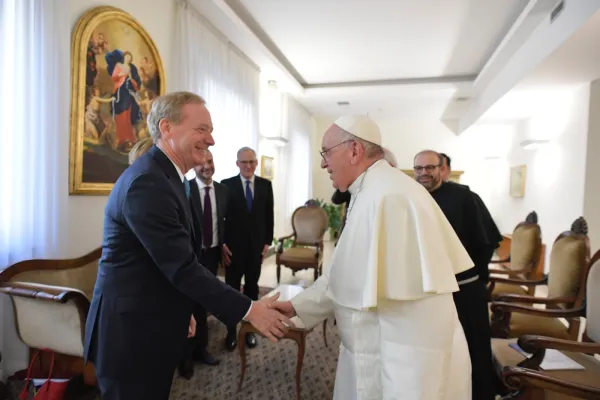 Papa Francesco con il numero 1 della Microsoft, Sam Smith / Vatican Media