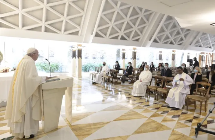 Papa Francesco celebra la Messa a Santa Marta in occasione dell’anniversario della  visita a Lampedusa |  | Vatican Media / ACI Group