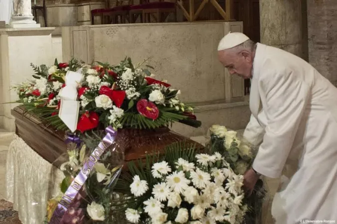 Papa Francesco rende omaggio alla salma di Miriam |  | L'Osservatore Romano