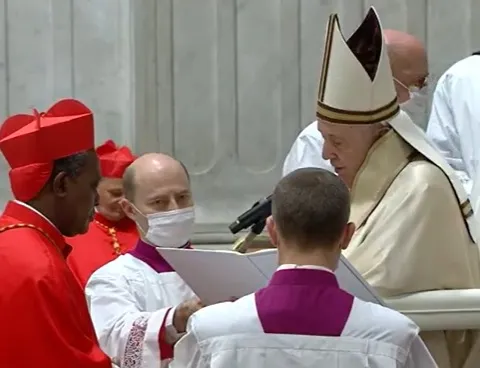 Il Papa impone le berrette rosse ai nuovi Cardinali |  | Vatican Media 