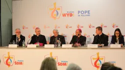 Gli arcivescovi Gadecki e Polak nel briefing con padre Federico Lombardi presso il Media Center allestito a Cracovia per la Gmg, 27 luglio 2016 / Alan Holdren / ACI Group