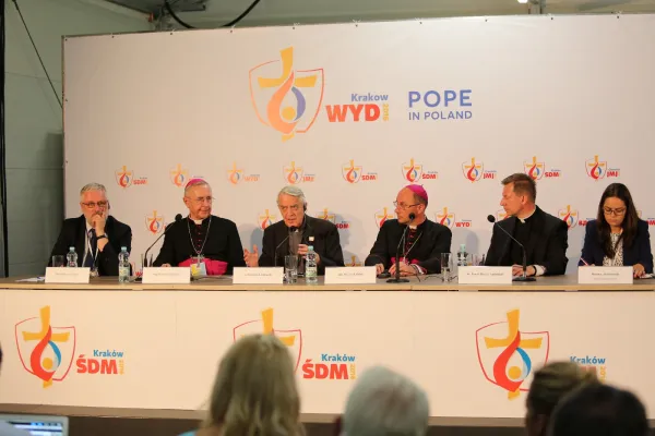 Gli arcivescovi Gadecki e Polak nel briefing con padre Federico Lombardi presso il Media Center allestito a Cracovia per la Gmg, 27 luglio 2016 / Alan Holdren / ACI Group