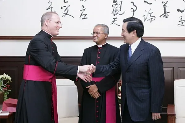 Monsignor Fitzpatrick Russell saluta il presidente di Taiwan / www.president.gov.tw