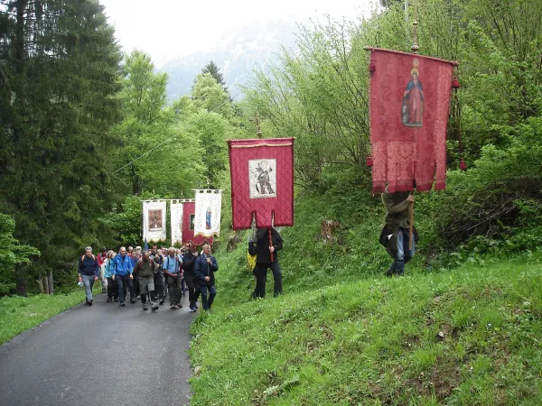 Alcune immagini delle passate edizioni della Prozesión de Santa Crós |  | FONDAZIONE PAPA LUCIANI DI CANALE D'AGORDO ONLUS